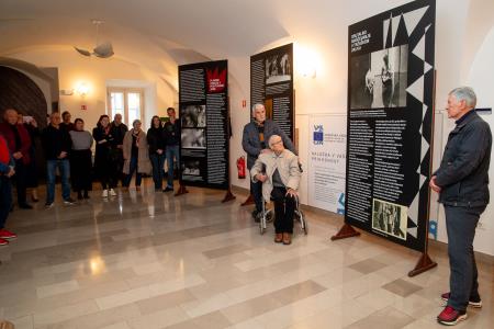 otvoritev razstave plamen upanja v Postojnski jami (12)